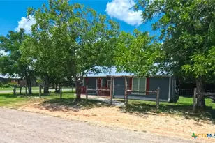 406 7th St, Bandera, TX 78003 - Photo 2