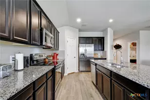 733 Peak Pl, Seguin, TX 78155 - Photo 10