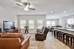 733 Peak Pl, Seguin, TX 78155 - Photo 2