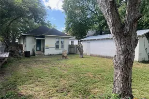 408 Hubbard St, Yoakum, TX 77995 - Photo 18