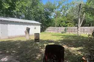 408 Hubbard St, Yoakum, TX 77995 - Photo 20