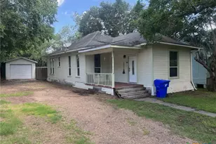 408 Hubbard St, Yoakum, TX 77995 - Photo 2