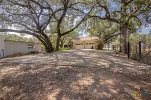 1101 Clark St, Yoakum, TX 77995 - Photo 46