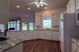 868 Shannon Ln, Port Lavaca, TX 77979 - Photo 6