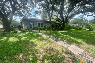 702 E Mesquite Ln, Victoria, TX 77901 - Photo 1