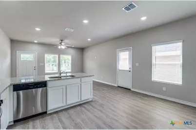 228 W Martindale, Seguin, TX 78155 - Photo 12