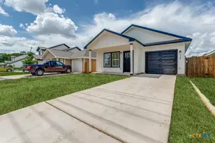 228 W Martindale, Seguin, TX 78155 - Photo 2