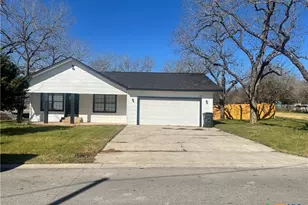 101 E East St, Stockdale, TX 78160 - Photo 2