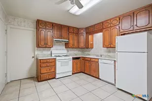 205 W Walker Ave, Temple, TX 76501 - Photo 8