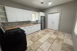 330 Adams St, Seguin, TX 78155 - Photo 4