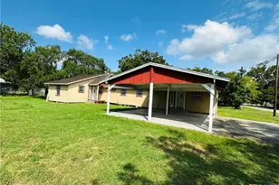 311 Carver St, Edna, TX 77957 - Photo 2