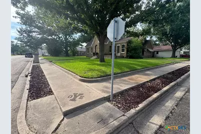 1004 East 10th, Cameron, TX 76520 - Photo 2