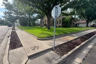 1004 East 10th, Cameron, TX 76520 - Photo 2