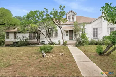 832 E Court Street, Seguin, TX 78155 - Photo 2