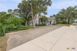 832 E Court St, Seguin, TX 78155 - Photo 24