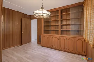 832 E Court St, Seguin, TX 78155 - Photo 20