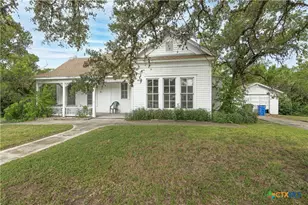 832 E Court St, Seguin, TX 78155 - Photo 1