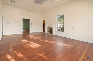 832 E Court St, Seguin, TX 78155 - Photo 4