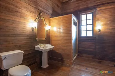 832 E Court Street, Seguin, TX 78155 - Photo 6