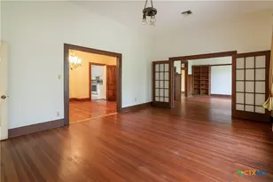 832 E Court St, Seguin, TX 78155 - Photo 12