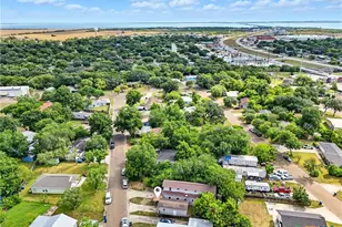 206 Cheeves Ave, Port Lavaca, TX 77979 - Photo 4