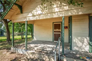 908 Campbell St, Lampasas, TX 76550 - Photo 2