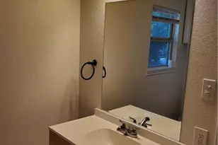 826 N Bowie St, Seguin, TX 78155 - Photo 8