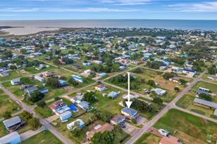 1106 W Jefferson Ave, Port O'Connor, TX 77982 - Photo 2