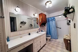 608 Coke St, Yoakum, TX 77995 - Photo 10