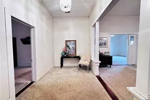 608 Coke St, Yoakum, TX 77995 - Photo 4