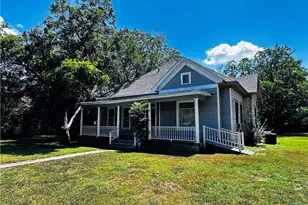 608 Coke St, Yoakum, TX 77995 - Photo 2