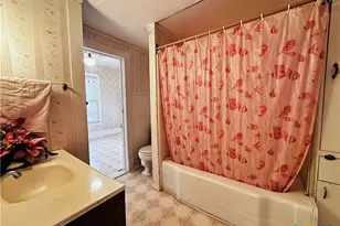 608 Coke St, Yoakum, TX 77995 - Photo 16