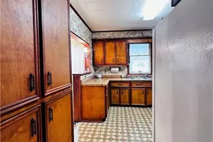 608 Coke St, Yoakum, TX 77995 - Photo 12