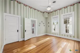 633 S Castell Ave, New Braunfels, TX 78130 - Photo 10