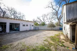 633 S Castell Ave, New Braunfels, TX 78130 - Photo 40