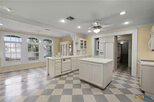 633 S Castell Ave, New Braunfels, TX 78130 - Photo 26