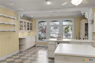 633 S Castell Ave, New Braunfels, TX 78130 - Photo 34