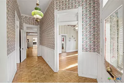 633 S Castell Avenue, New Braunfels, TX 78130 - Photo 8