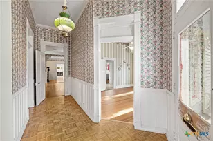 633 S Castell Ave, New Braunfels, TX 78130 - Photo 8