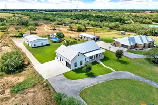 149 County Rd 256, Floresville, TX 78114 - Photo 4