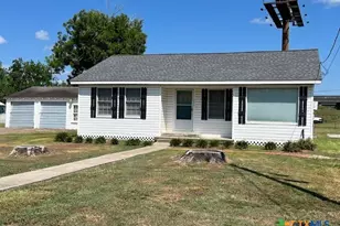 208 Sample St, Edna, TX 77957 - Photo 2