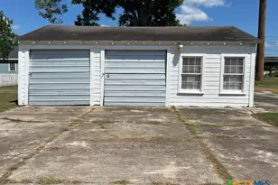 208 Sample St, Edna, TX 77957 - Photo 10