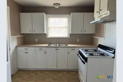 208 Sample Street, Edna, TX 77957 - Photo 6