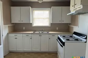 208 Sample St, Edna, TX 77957 - Photo 6