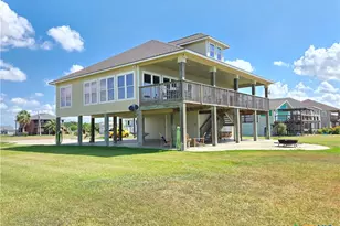 1588 W Bayshore Dr, Palacios, TX 77465 - Photo 2
