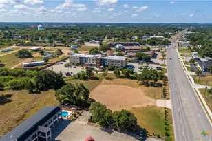 2125 N Esplanade St, Cuero, TX 77954 - Photo 2