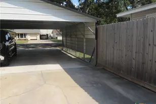 110 Sandra, Edna, TX 77957 - Photo 32