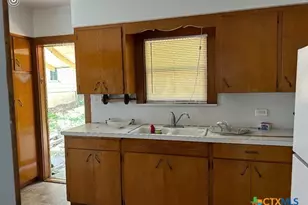 816 S Austin St, Seguin, TX 78155 - Photo 6