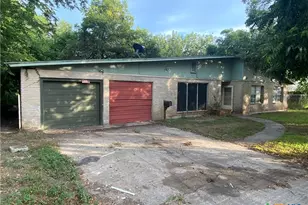 218 Cheeves Ave, Port Lavaca, TX 77979 - Photo 2
