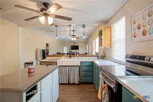 705 W Ash St, Edna, TX 77957 - Photo 4